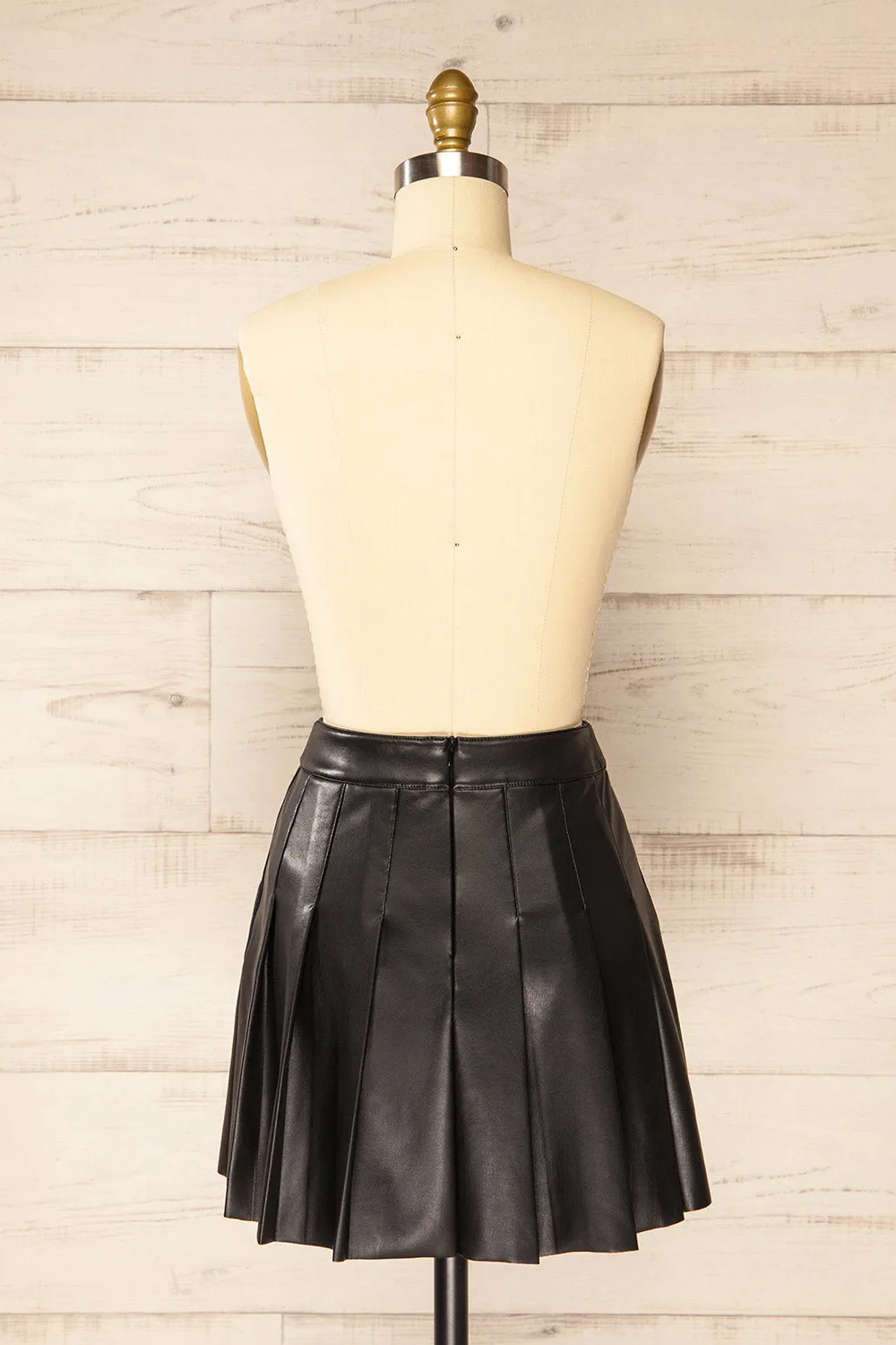 Xichang | Black Faux Leather Short Pleated Skirt