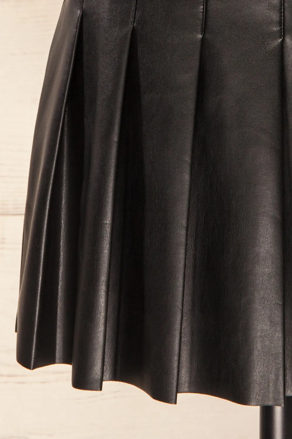 Xichang | Black Faux Leather Short Pleated Skirt