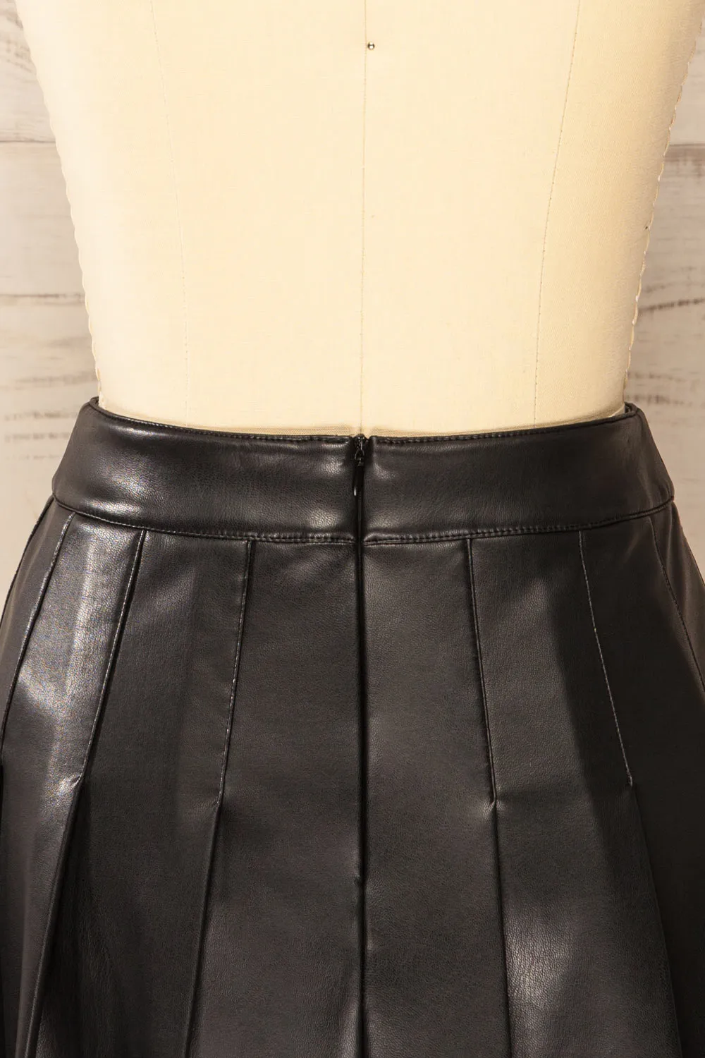 Xichang | Black Faux Leather Short Pleated Skirt